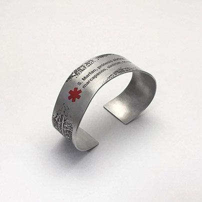 Joieria contemporània. Braçalet de plata amb l’alerta de identificació del marcapassos. Dissenyat i creat per la joiera Marta Ortí. Terrassa, Barcelona.