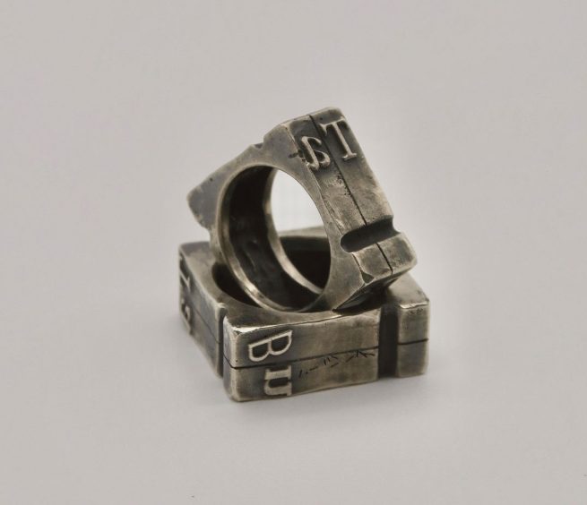 Joieria contemporània. Anells aliances de plata inspirades amb els tipus mòbils de l’antiga impremta. Dissenyat i creat per la joiera Marta Ortí. Terrassa, Barcelona.