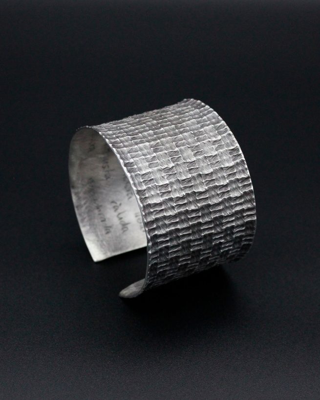 Joieria contemporània. Braçalet de plata amb textura tèxtil. Dissenyat i creat per la joiera Marta Ortí. Terrassa, Barcelona.