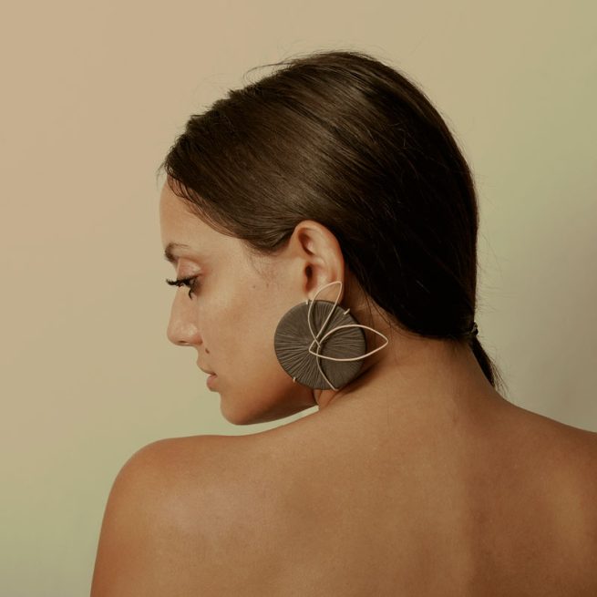 Joieria contemporània. Arracades de porcellana i plata en forma de flor. Dissenyat i creat per la joiera Marta Ortí. Terrassa, Barcelona.