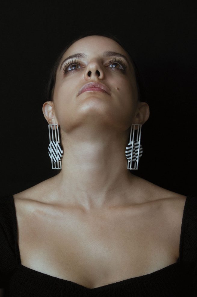 Joieria contemporània. Arracades de porcellana i plata amb la tècnica de nerikomi. Dissenyat i creat per la joiera Marta Ortí. Terrassa, Barcelona.