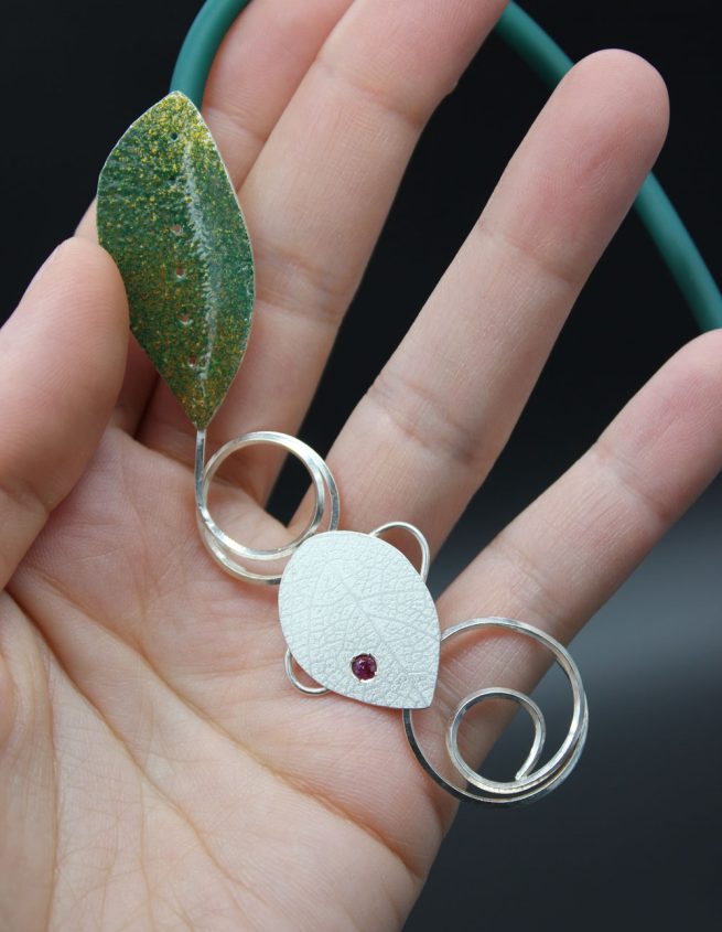 Joieria contemporània. Conjunt de plata per un 60 aniversari. Dissenyat i creat per la joiera Marta Ortí. Terrassa, Barcelona.