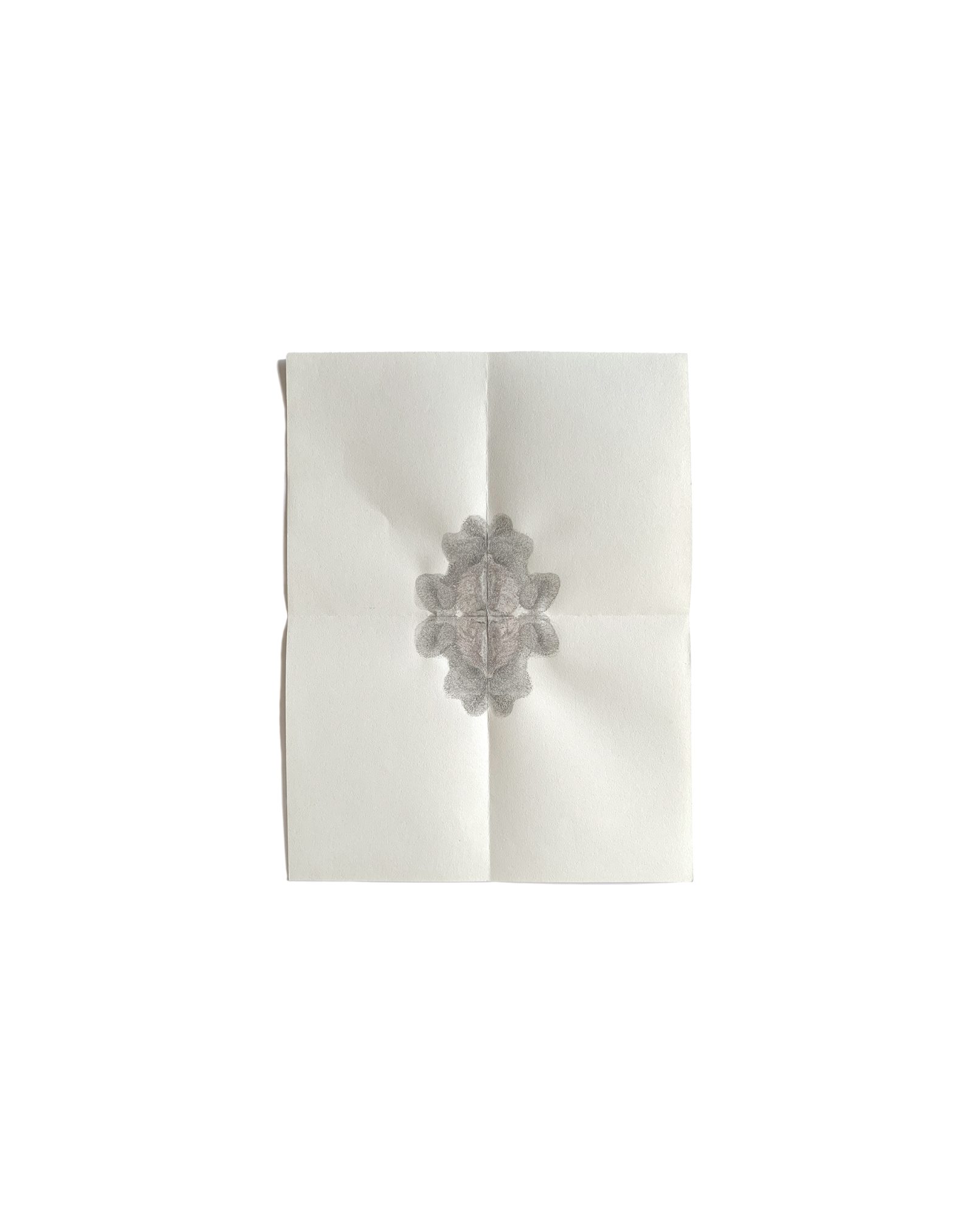 Joieria contemporània. Penjoll de porcellana, plata i granar. Projecte simetria. Dissenyat i creat per la joiera Marta Ortí. Terrassa, Barcelona.