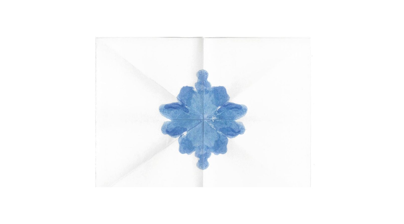 Joieria contemporània. Penjoll de porcellana, plata i granar. Projecte simetria. Dissenyat i creat per la joiera Marta Ortí. Terrassa, Barcelona.