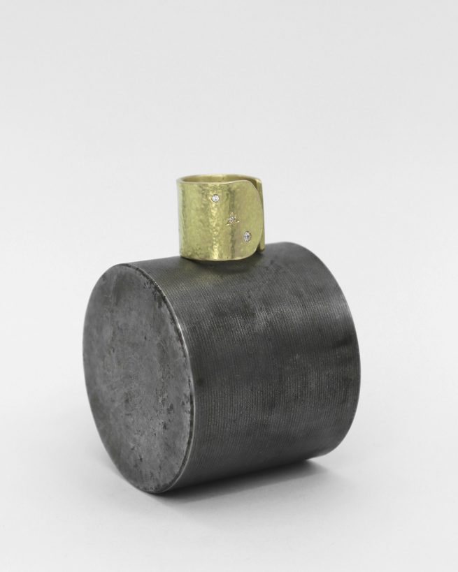 Joieria contemporània. Anell i arracades or reciclat. Dissenyat i creat per la joiera Marta Ortí. Terrassa, Barcelona.